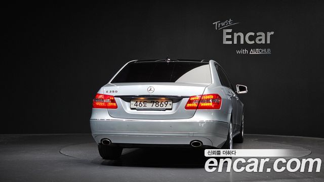 Mercedes-Benz E-Class 2011 — photo 4