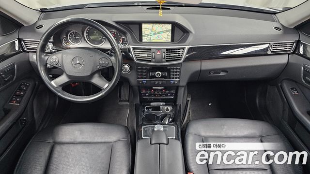 Mercedes-Benz E-Class 2011 — photo 7