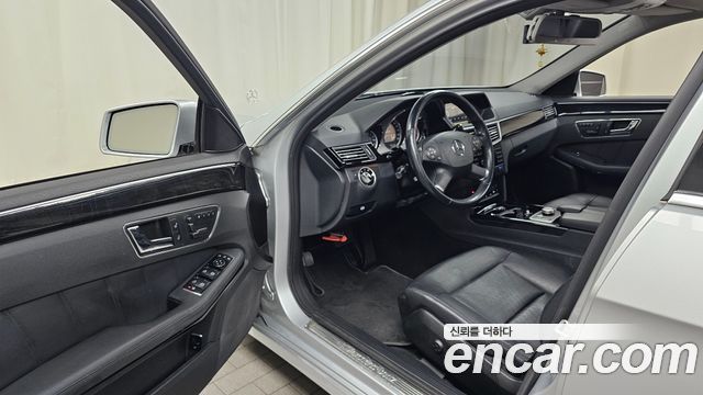 Mercedes-Benz E-Class 2011 — photo 10
