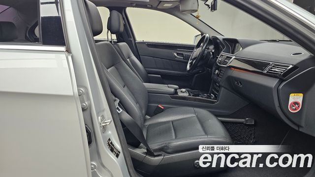 Mercedes-Benz E-Class 2011 — photo 11