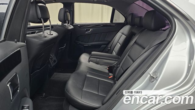 Mercedes-Benz E-Class 2011 — photo 12