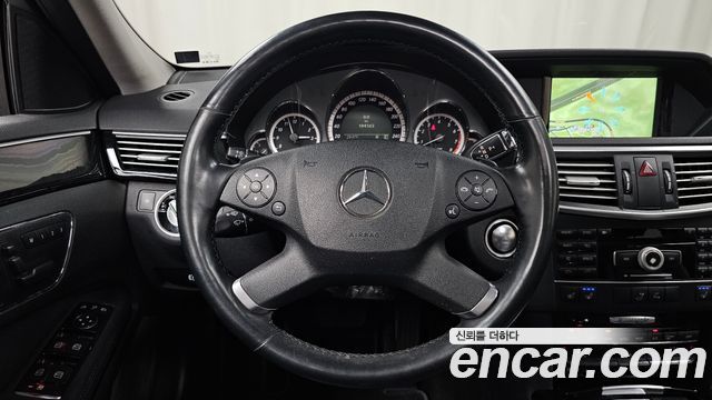 Mercedes-Benz E-Class 2011 — photo 13