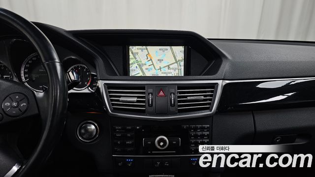 Mercedes-Benz E-Class 2011 — photo 14