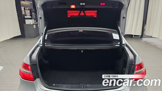 Mercedes-Benz E-Class 2011 — photo 20