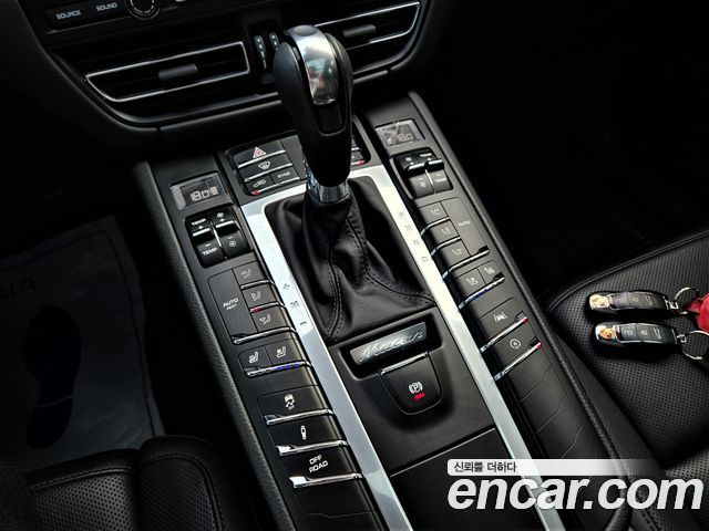 Porsche Macan 2021 — photo 9