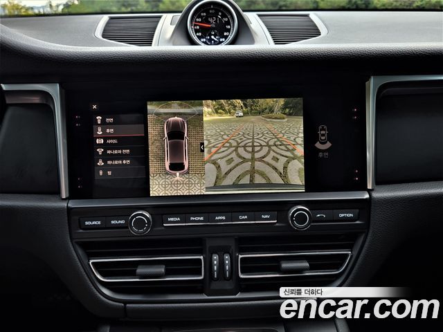 Porsche Macan 2021 — photo 15