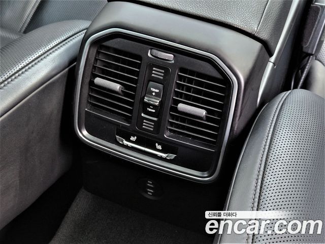Porsche Macan 2021 — photo 18