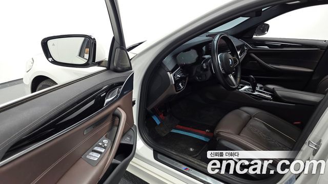 BMW 5-Series 2022 — photo 10
