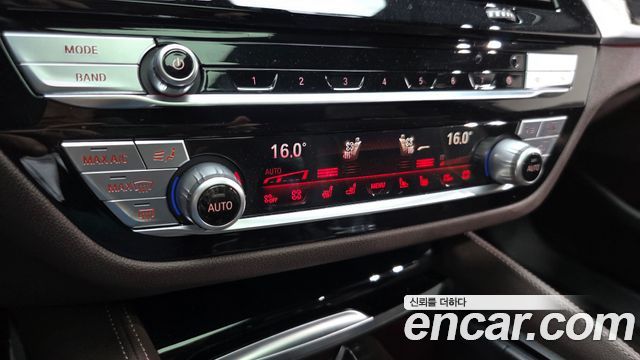 BMW 5-Series 2022 — photo 16