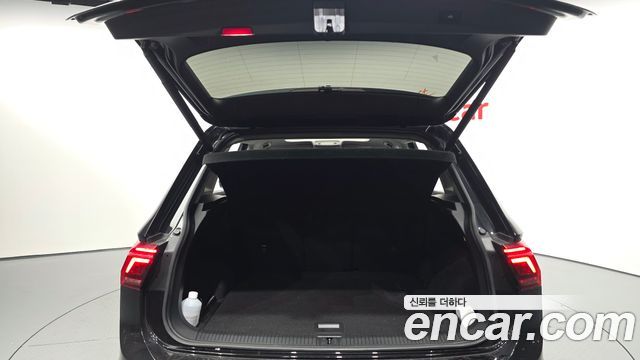 Volkswagen Tiguan 2021 — photo 20