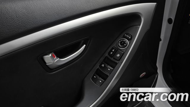 Hyundai i30 2016 — photo 17