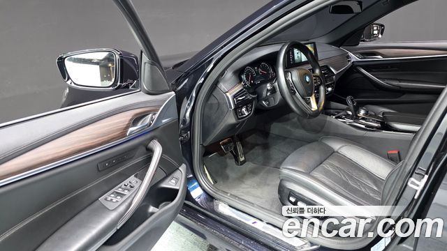 BMW 5-Series 2018 — photo 13
