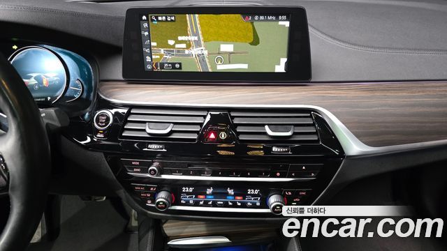 BMW 5-Series 2018 — photo 20