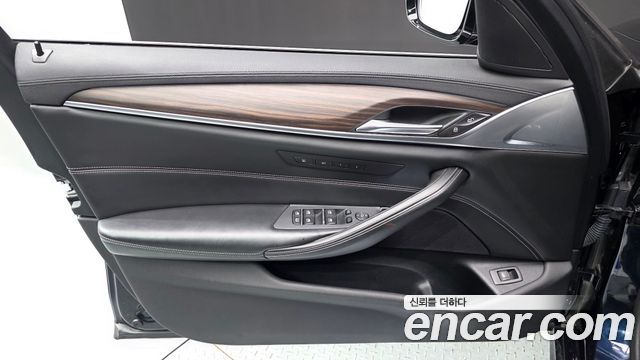 BMW 5-Series 2018 — photo 14