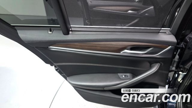 BMW 5-Series 2018 — photo 15
