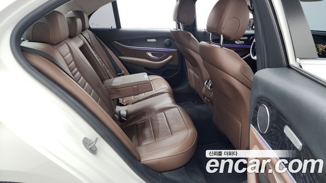Mercedes-Benz E-Class 2017 — photo 11