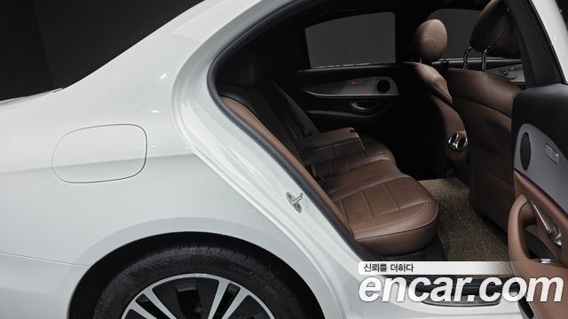 Mercedes-Benz E-Class 2021 — photo 17