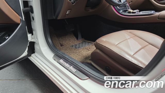Mercedes-Benz E-Class 2021 — photo 24