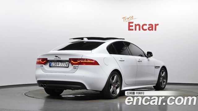 Jaguar XE 2019 — photo 2