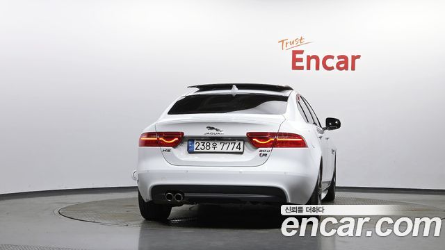 Jaguar XE 2019 — photo 4