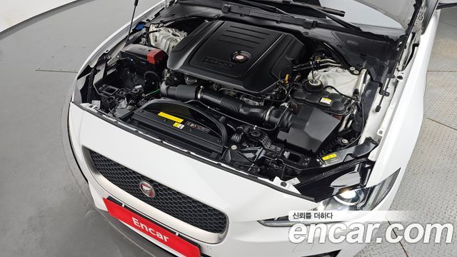 Jaguar XE 2019 — photo 6