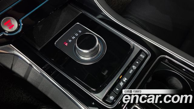 Jaguar XE 2019 — photo 12