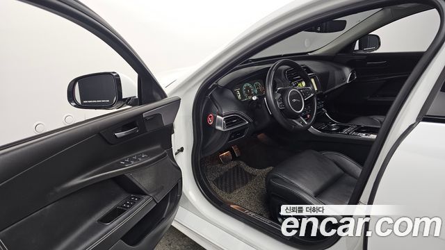 Jaguar XE 2019 — photo 13