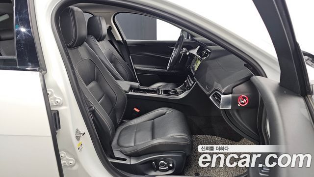 Jaguar XE 2019 — photo 17