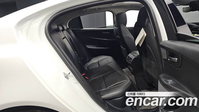 Jaguar XE 2019 — photo 18