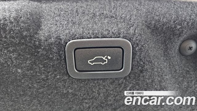 Jaguar XE 2019 — photo 19