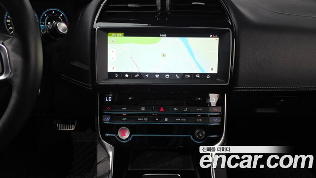 Jaguar XE 2019 — photo 20