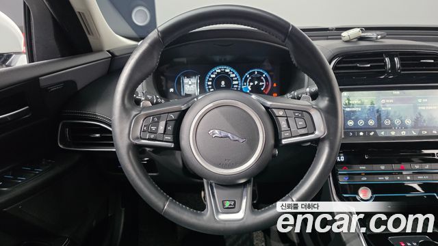 Jaguar XE 2019 — photo 21