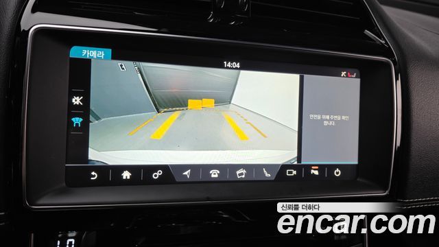 Jaguar XE 2019 — photo 22