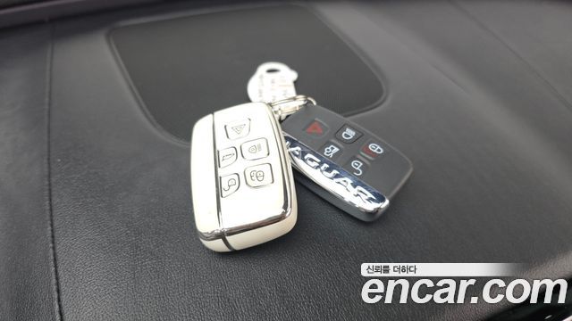 Jaguar XE 2019 — photo 23