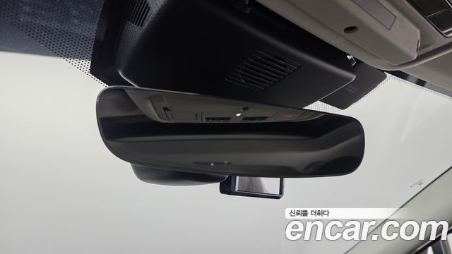 Jaguar XE 2019 — photo 25