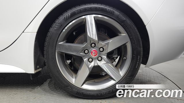 Jaguar XE 2019 — photo 7