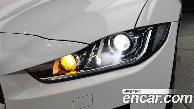 Jaguar XE 2019 — photo 8