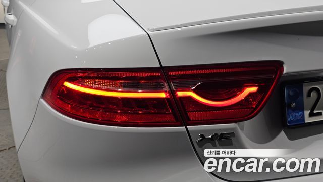 Jaguar XE 2019 — photo 9
