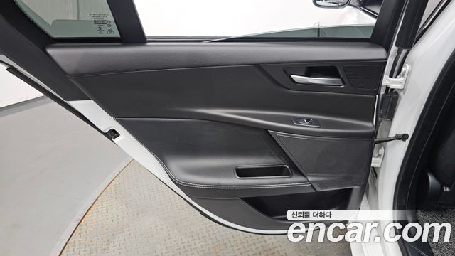 Jaguar XE 2019 — photo 15