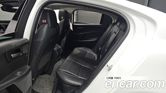 Jaguar XE 2019 — photo 16