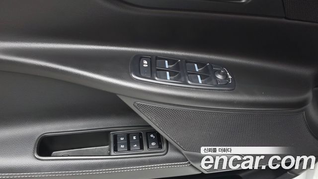 Jaguar XE 2019 — photo 28