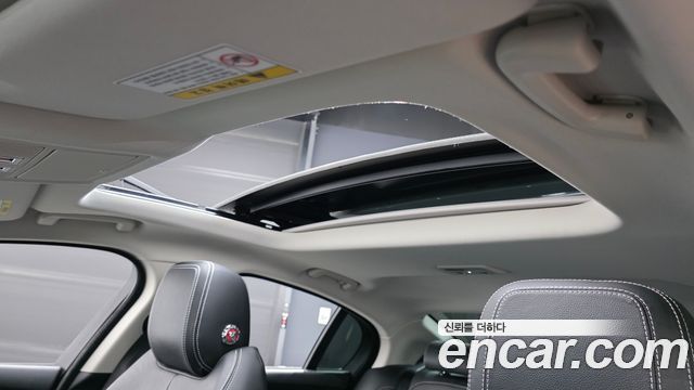 Jaguar XE 2019 — photo 29