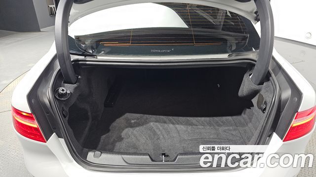 Jaguar XE 2019 — photo 31