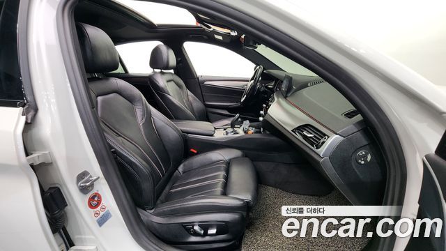 BMW 5-Series 2017 — photo 10