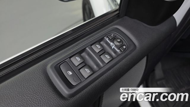 Land Rover Discovery 2016 — photo 11