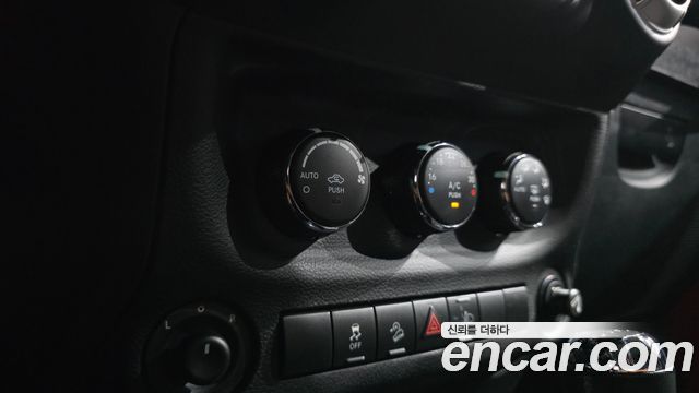 Jeep Wrangler 2012 — photo 24