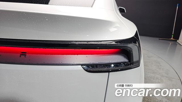 Tesla Model Y 2025 — photo 9