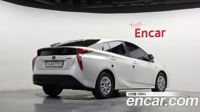 Toyota Prius 2017 — photo 2
