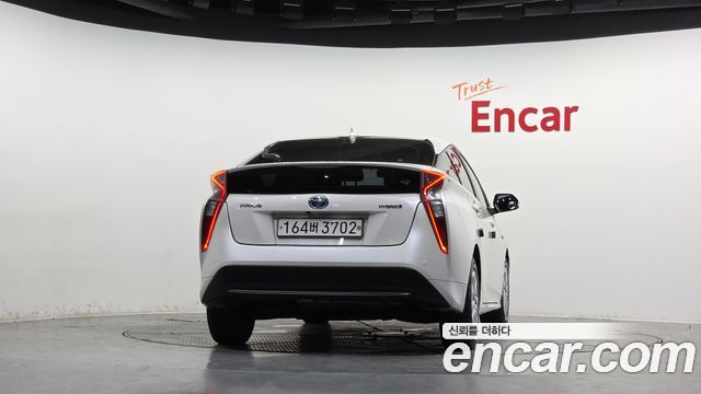 Toyota Prius 2017 — photo 4
