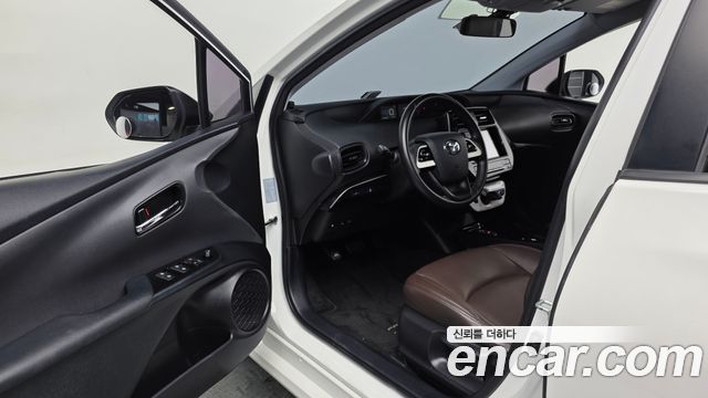 Toyota Prius 2017 — photo 10